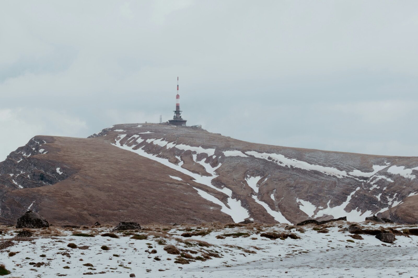 Telecommunications antenna on snow-covered mountain peak for Pyra-Sil™ UV silicone high-altitude outdoor protection